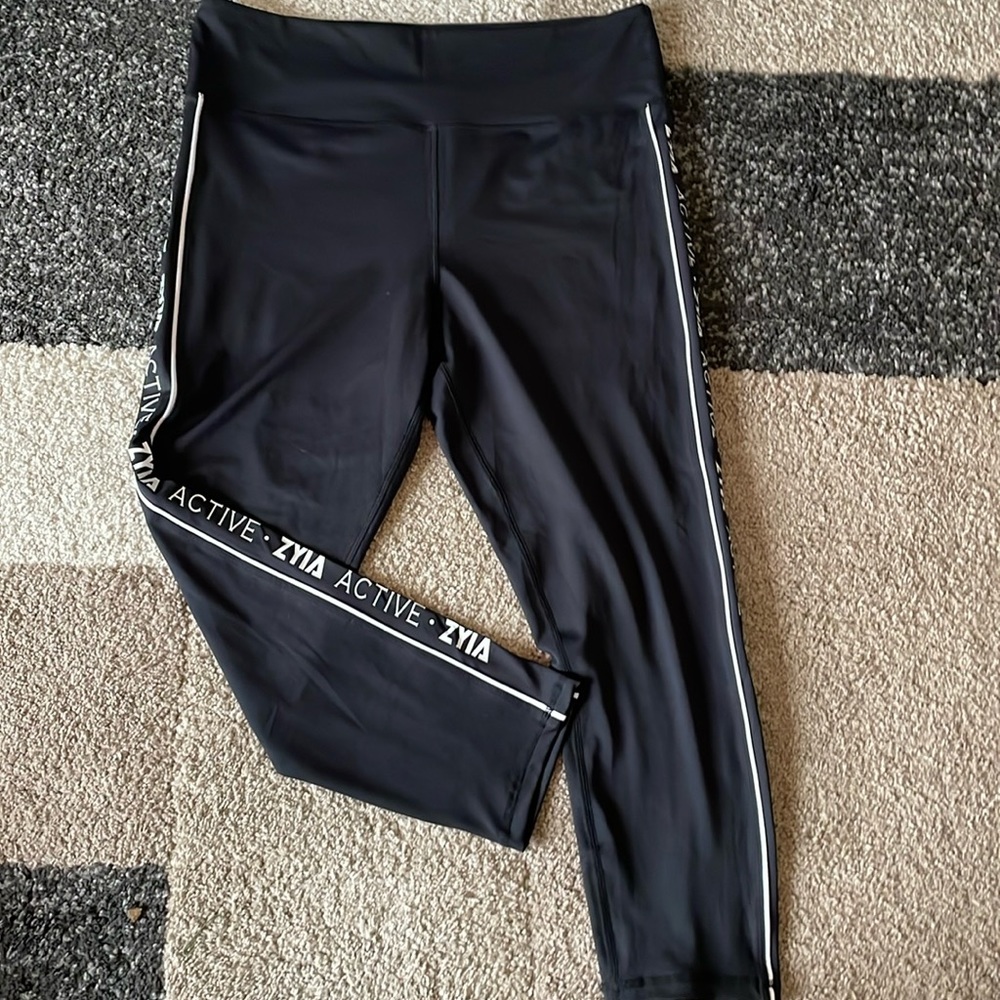 Zyia logo leggings-like new! 7/8 length, Light N Tight